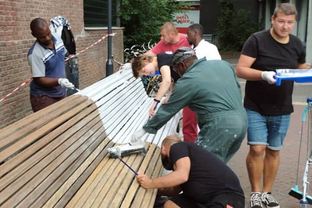 Samenwerken regenboog bankje verven