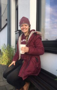 Emmy van Daele met Billie cup - initiatief WageningenDOET