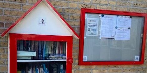 Informatiebord bij minibieb NoordWest WageningenDOET - bewonersvereniging NoordWest