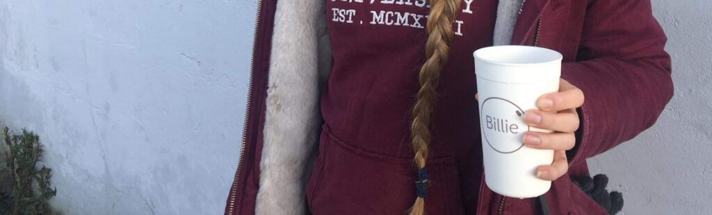 Emmy van Daele met Billie cup - initiatief WageningenDOET