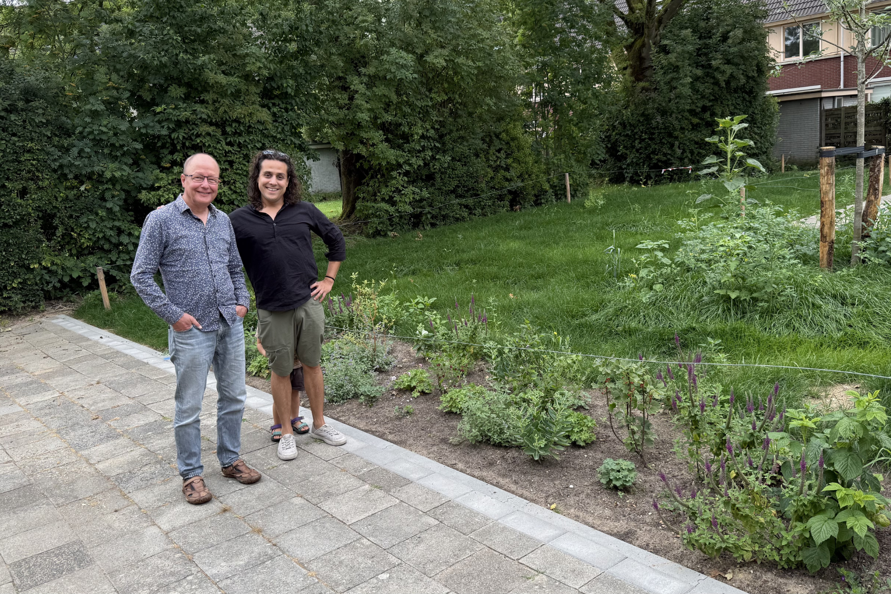 Maarten en Jean-Yves bij het buurtgroen
